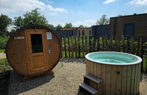 Lattrop House | De 2-persoons versie van de vakantievilla Amalia 2 is uitgerust met een ruime sauna en hottub