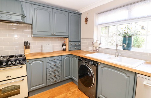 Staindrop Cottage | DEANERY VIEW, pet friendly, with a garden in Staindrop