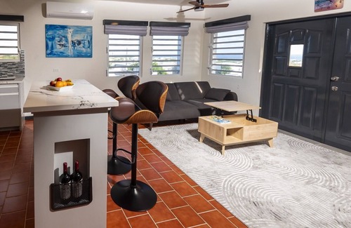George Hill Apartment | Deany's UpTop Luxury Suite