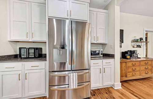 Siloam Springs House | Decca's Uptown Oasis