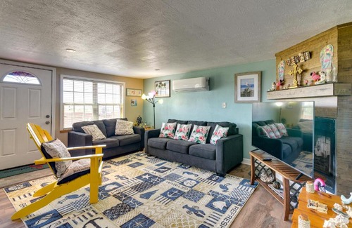 Crystal Beach House | Deck and Grill Sunny Cottage in Crystal Beach!