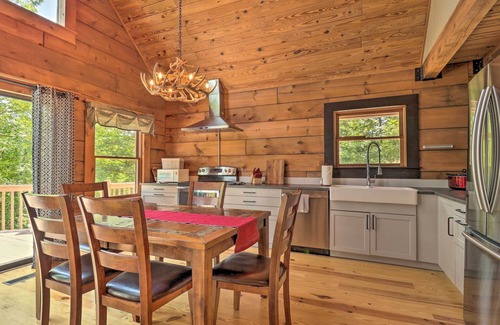 Lynn Cabin | Deck + Game Room: Lakefront Landrum Cabin!