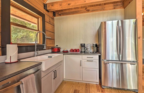 Lynn Cabin | Deck + Game Room: Lakefront Landrum Cabin!