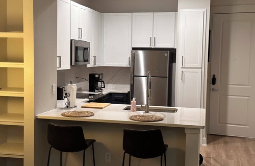 Old East Dallas Apartment | Deep Ellum cozy hide away with reserved parking