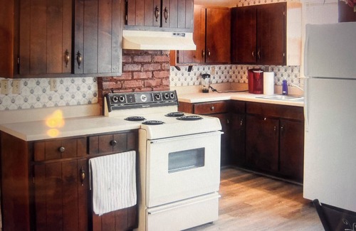 Anniston House | Deep stairs Loft with Wi-Fi, AC in charming Anniston