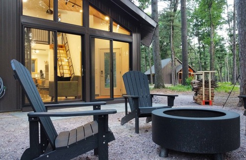 Wisconsin Dells Cabin | Deer Cabin @ Orange Tractor Retreat: a new, 3BR modern cabin on 40 private acres