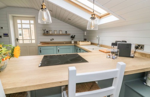 Blackburn Cottage | DEER LODGE, with hot tub in Langho, Lancashire
