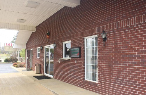 Adamsville Hotel | Deerfield Inn