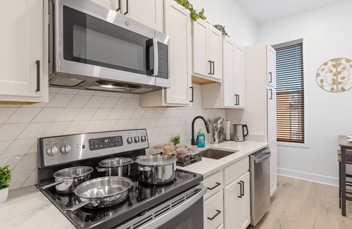 Fells Point Apartment | °Heart of Fells point °Smart TV°A/C°Full Kitchen