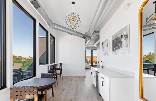 Fells Point Apartment | °Heart of Fells point °Smart TV°A/C°Full Kitchen