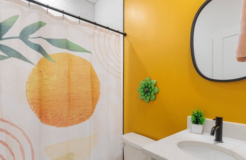 Fells Point Apartment | °Heart of Fells point °Smart TV°A/C°Full Kitchen