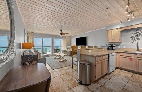 Crystal Beach House | Deja View Beachfront Sunrise Beach Svc Included