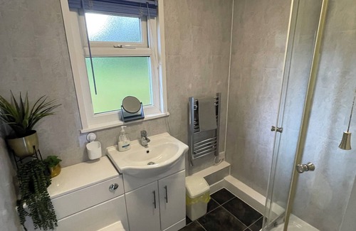 Bont Newydd Ski Chalet | Delightful 2 Bedroom Welsh Chalet, situated between Snowdonia and Caernarfon.