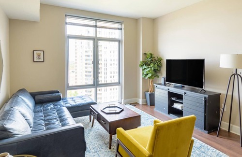 Reston Apartment | Delightful 2BR Apt in Reston w/ Hardwood Floors