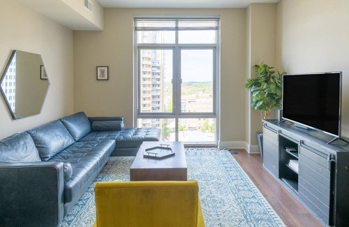 Reston Apartment | Delightful 2BR Apt in Reston w/ Hardwood Floors