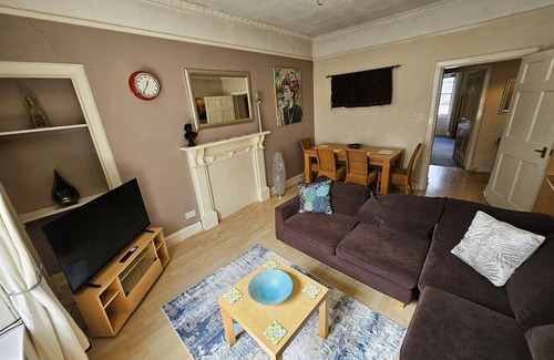 Tollcross Apartment | Delightful 2BR Home, Walk to Edinburgh Castle