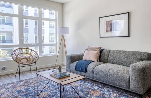 Pill Hill Apartment | Delightful 2BR + Parking in Oakland by Zeus