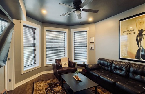 North Lawndale Apartment | Delightful 4-bedroom apartment in Chicago with AC