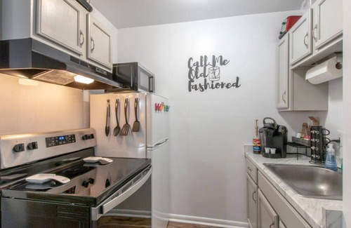 Melrose Apartment | Delightful Charmer - Pool Access