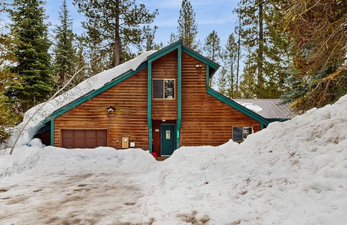 McCall House | Delightful, Dog-Friendly Cabin w/Gorgeous Wooden Setting, Wood Stove, Free WiFi