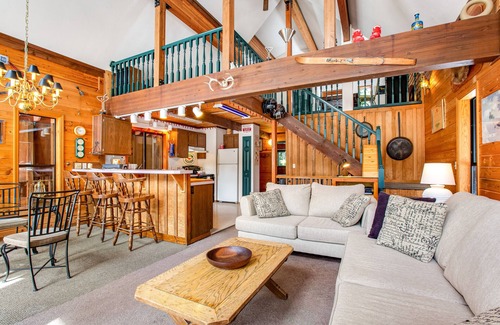 Hyak Cabin | Delightful, family-friendly A-frame cabin w/a pool table, foosball, & more