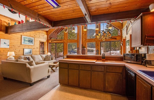 Hyak Cabin | Delightful, family-friendly A-frame cabin w/a pool table, foosball, & more