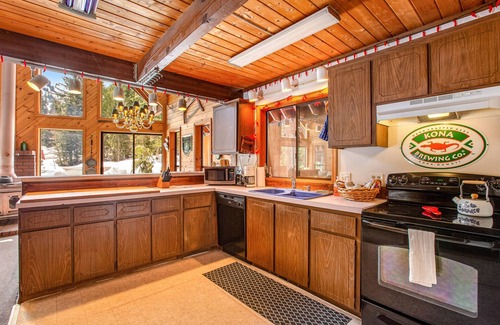 Hyak Cabin | Delightful, family-friendly A-frame cabin w/a pool table, foosball, & more