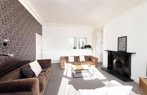 Morningside Apartment | Delightful Flat with Parking