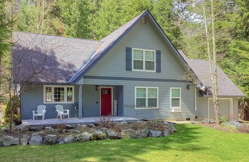 Joseph House | Delightful getaway near the lake & hiking with fast WiFi, full kitchen, & W/D
