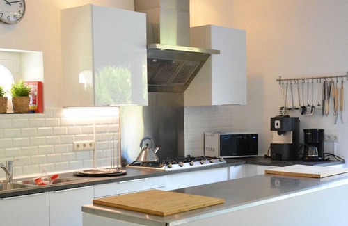 Anhee House | Delightful Holiday Home in Denee With Terrace
