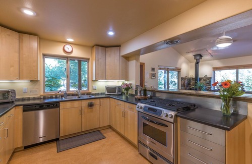 Incline House | Delightful Home and Property Minutes from Yosemite