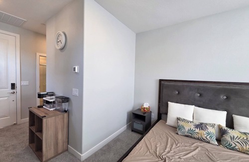Pittmann House | Delightful own entrance 1b1b with AC in Henderson
