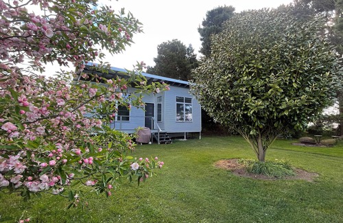 Millthorpe Cottage | Delightful, well-equipped guest house in peaceful garden setting.