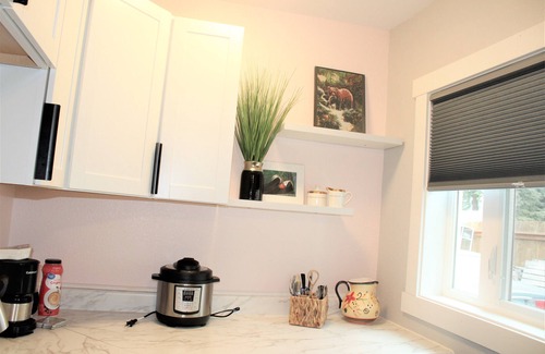 Northeast Anchorage Apartment | Delightfully Modern Studio/Tiny House 💠 D《Car rental Avlble》