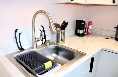 Northeast Anchorage Apartment | Delightfully Modern Studio/Tiny House 💠 D《Car rental Avlble》