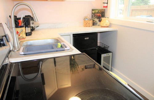 Northeast Anchorage Apartment | Delightfully Modern Studio/Tiny House 💠 D《Car rental Avlble》