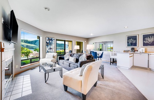 Chelan Condo | Deluxe Condo with Shared Resort Pools, Hot Tub, Private Beach, & Dock