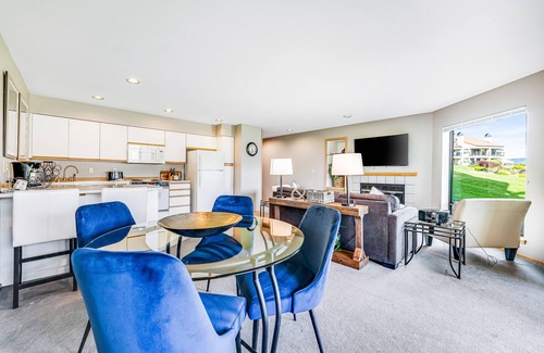 Chelan Condo | Deluxe Condo with Shared Resort Pools, Hot Tub, Private Beach, & Dock