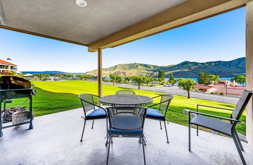 Chelan Condo | Deluxe Condo with Shared Resort Pools, Hot Tub, Private Beach, & Dock