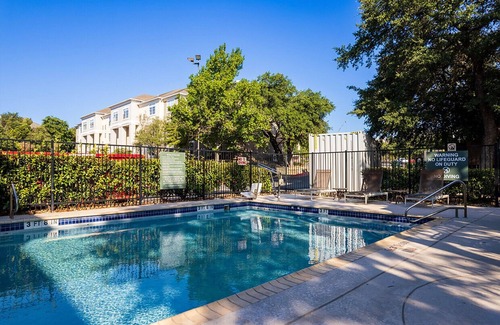 Gateway Apartment | Deluxe Gateway 1BR w/Gym, Pool, nr Movies, by Blueground