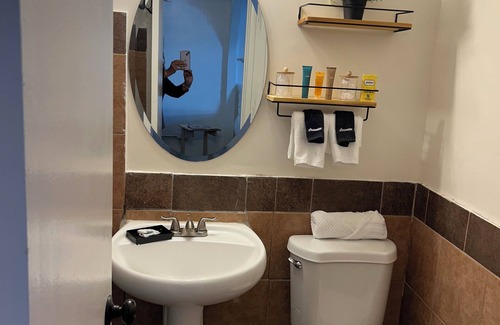 Las Vegas Strip Hotel | DELUXE KING PET FRIENDLY -SLEEPS 2 - NON-SMOKING