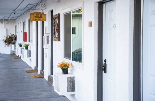 Las Vegas Strip Hotel | DELUXE KING PET FRIENDLY -SLEEPS 2 - NON-SMOKING