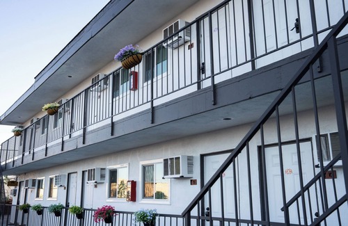 Las Vegas Strip Hotel | DELUXE KING PET FRIENDLY -SLEEPS 2 - NON-SMOKING
