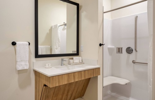 12 South Hotel | Deluxe Queen Accessible Suite at The Gilmore