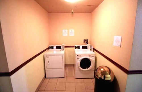 Roseville Hotel | Deluxe Queen Room Non-Smoking