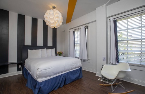 Civic Center Hotel | Deluxe Queen Room with View and Ensuite Bath