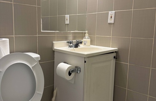 St. Lawrence Apartment | Deluxe Queen Suite, Private Bathroom & Kitchenette
