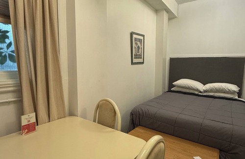 St. Lawrence Apartment | Deluxe Queen Suite, Private Bathroom & Kitchenette