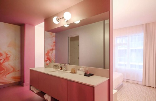Saint-Roch Hotel | Deluxe Room 1 – Rose Hôtel Invisible