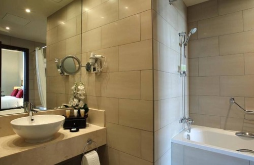 Al Zahiyah Apartment | Deluxe Room Near K. M. Hypermarket Tourist Club Area By Luxury Bookings